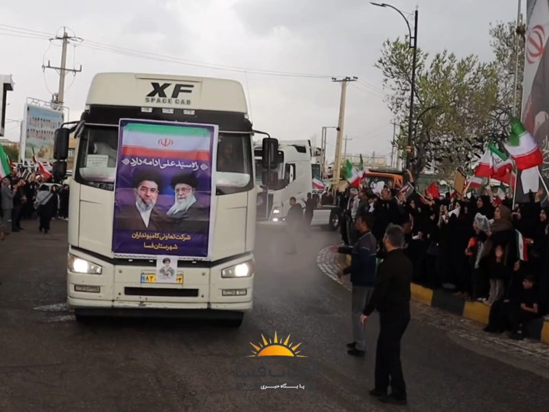 رژه خودرویی حماسی کامیون‌داران فسا زیر باران