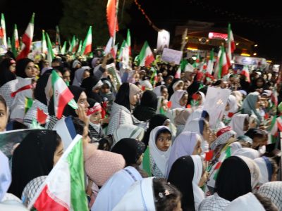 میدان مصلی فسا میزبان همایش حماسی دانش‌آموزان در یادبود شهدای دبستان شجره طیبه میناب