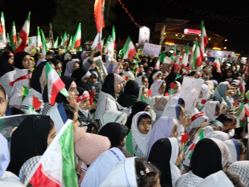 میدان مصلی فسا میزبان همایش حماسی دانش‌آموزان در یادبود شهدای دبستان شجره طیبه میناب