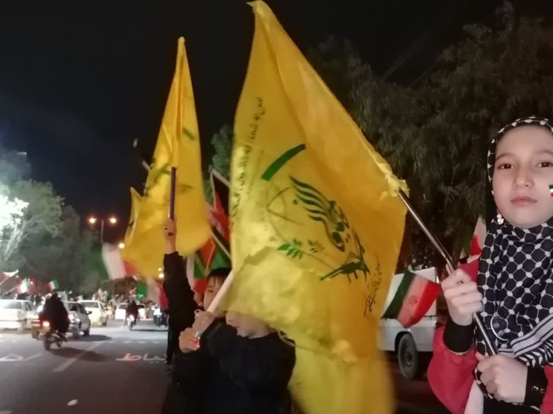 درخشش پرچم لبنان در کنار پرچم‌های سه‌رنگ ایران در خیابان‌های فسا