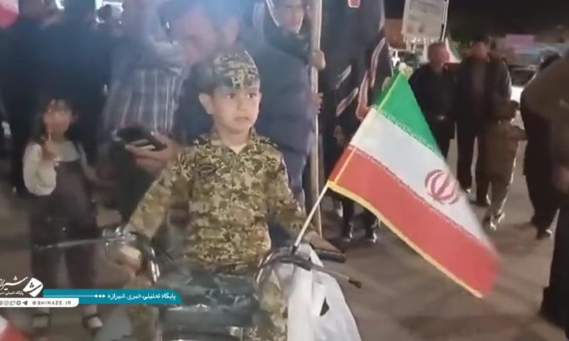 رژه خودرویی کودکان فسایی با ماشین‌های اسباب‌بازی